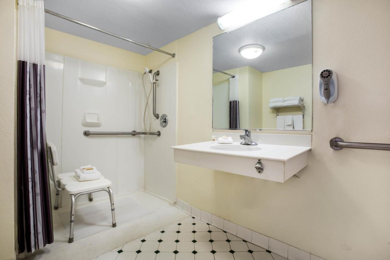 King Room Roll Shower Mobility Access or Non-Smoking,1021890859:JPEG