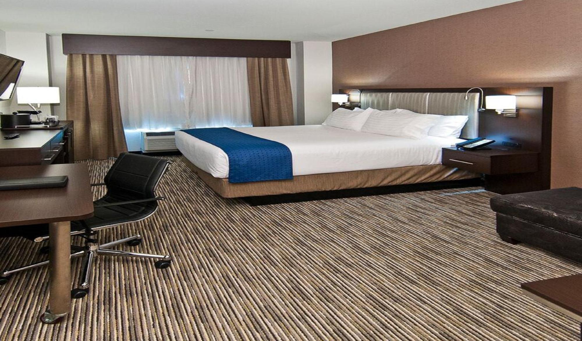 Deluxe King Room - Mobility Access Roll in Shower/Non-Smoking